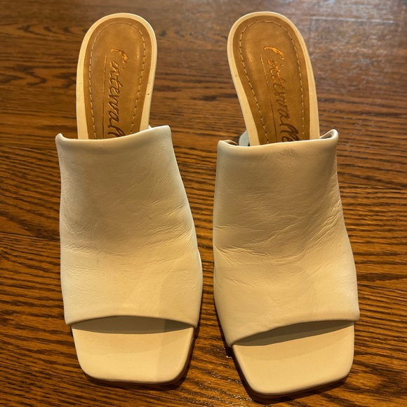 L'INTERVALLE Shoes - Brand new l’Intervalle Pumps. Size US6 in white leather. NEVER worn.